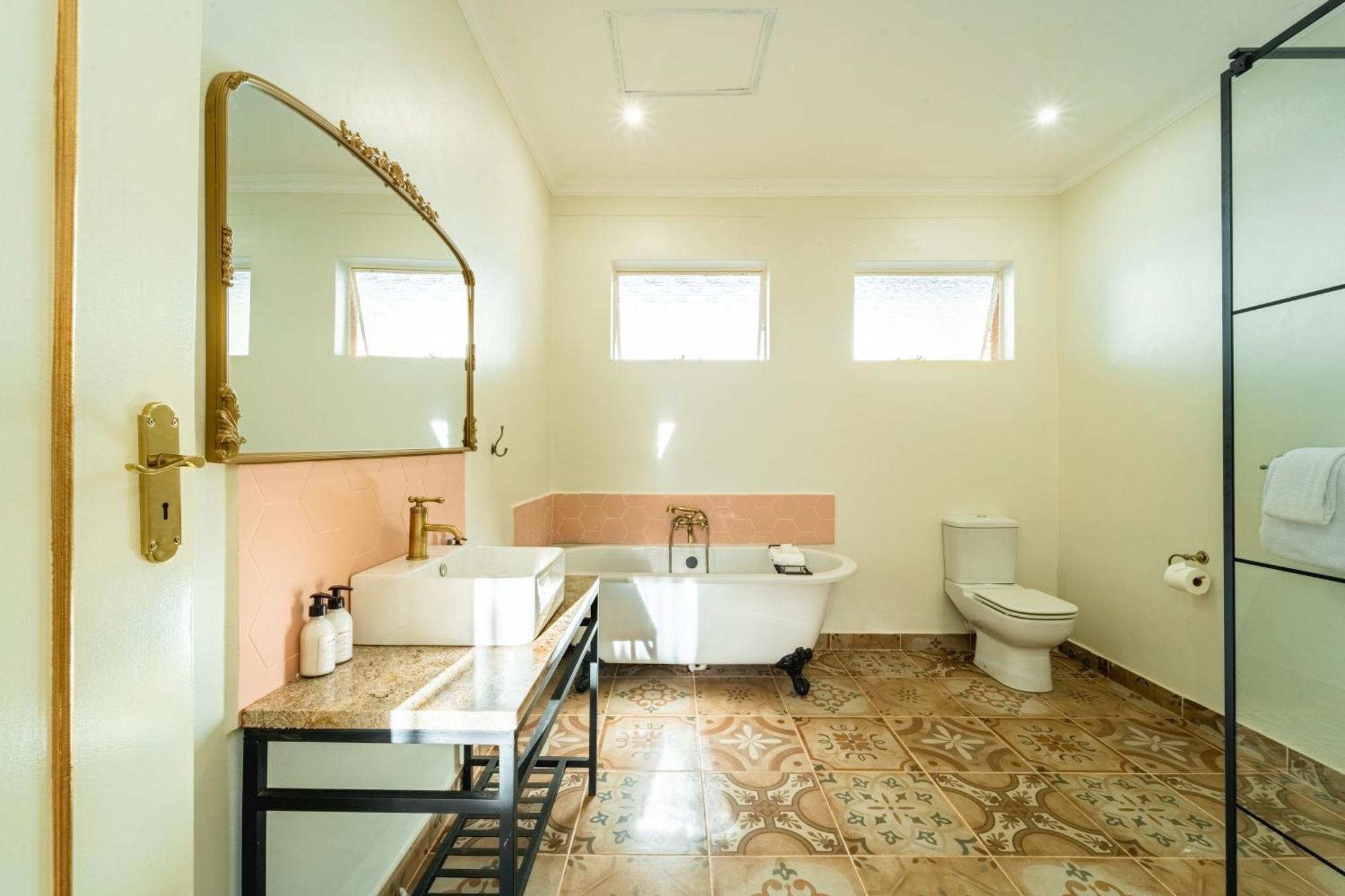 לינה וארוחת בוקר מפלי ויקטוריה The Victorian Manor מראה חיצוני תמונה